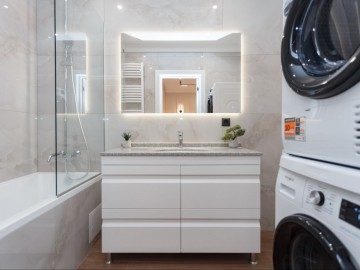 Apartament cu 3 camere, 96m², Мирча чел бэтрын photo
